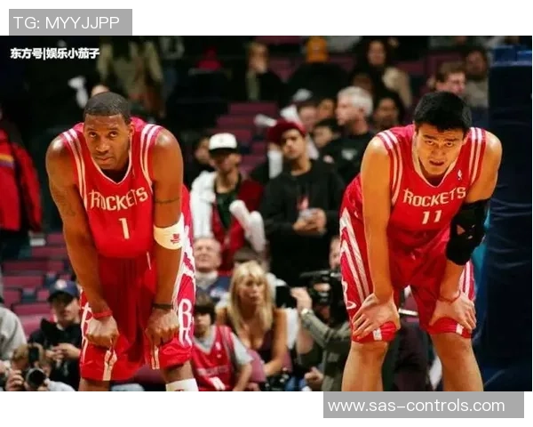 姚明坐在人群中引发热议他的身高与魅力如何影响篮球界和粉丝心态